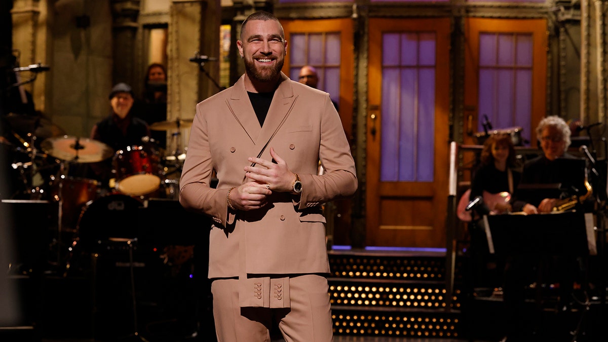 Travis Kelce hosting ‘SNL’ made cast member feel ‘very protective’ of him