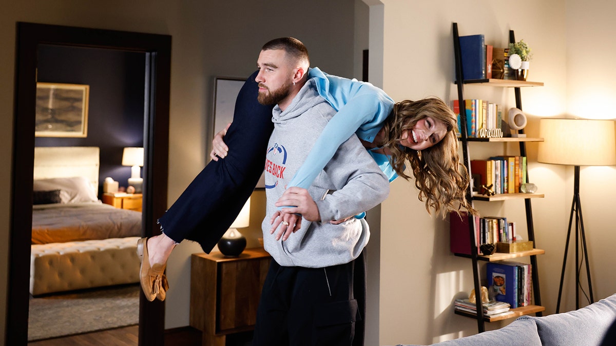 Travis Kelce hosting ‘SNL’ made cast member feel ‘very protective’ of him