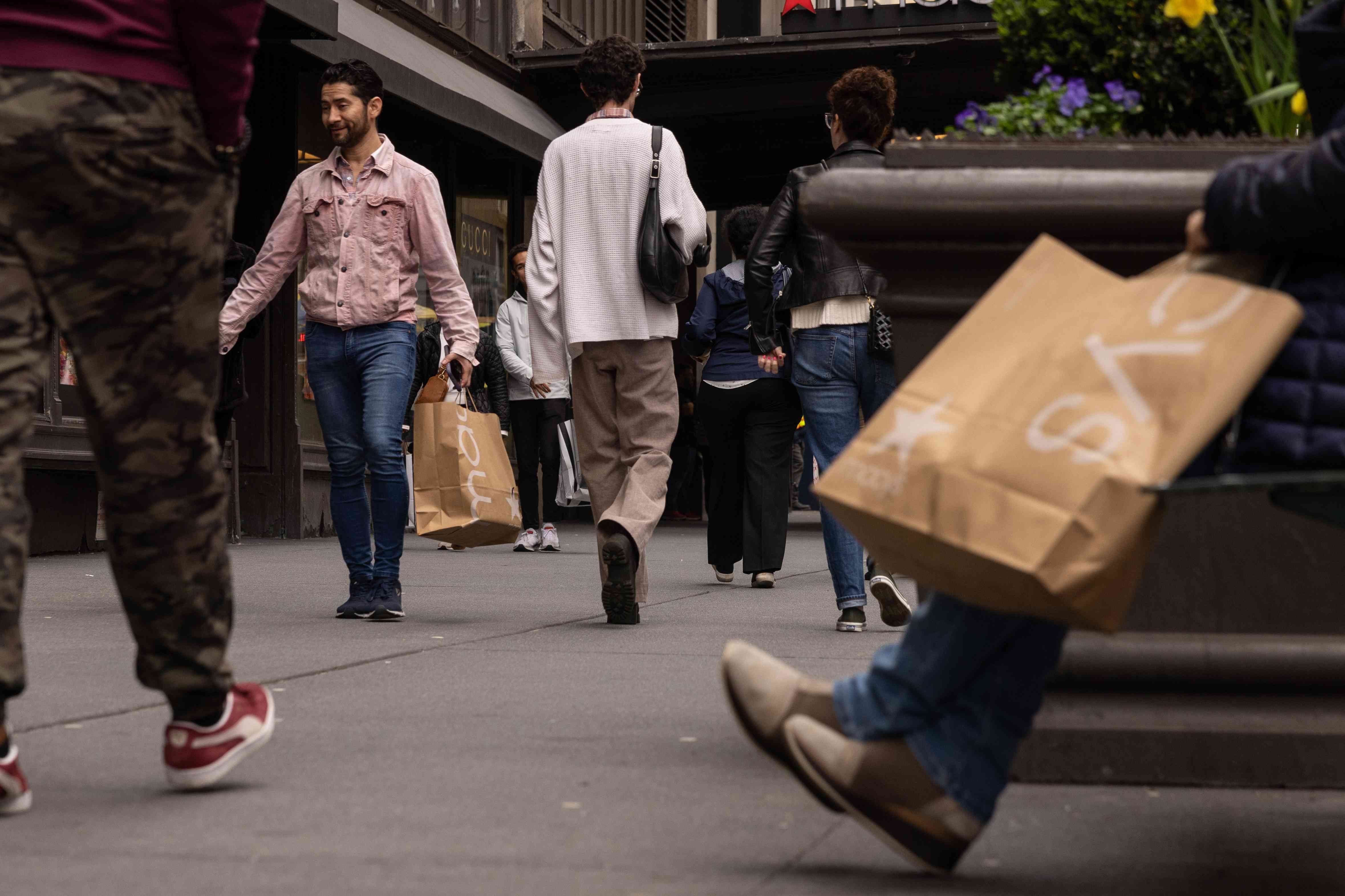 US Consumer Sentiment Shows Biggest Drop in Nearly Three Years