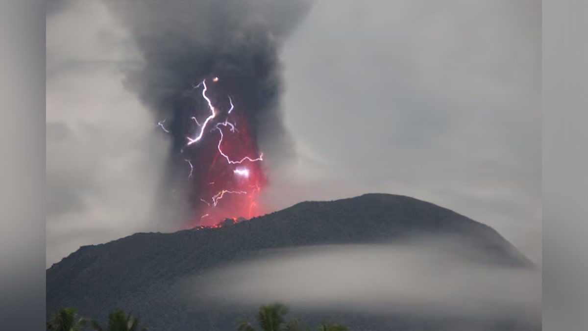 Wild images show Indonesian volcano eruption