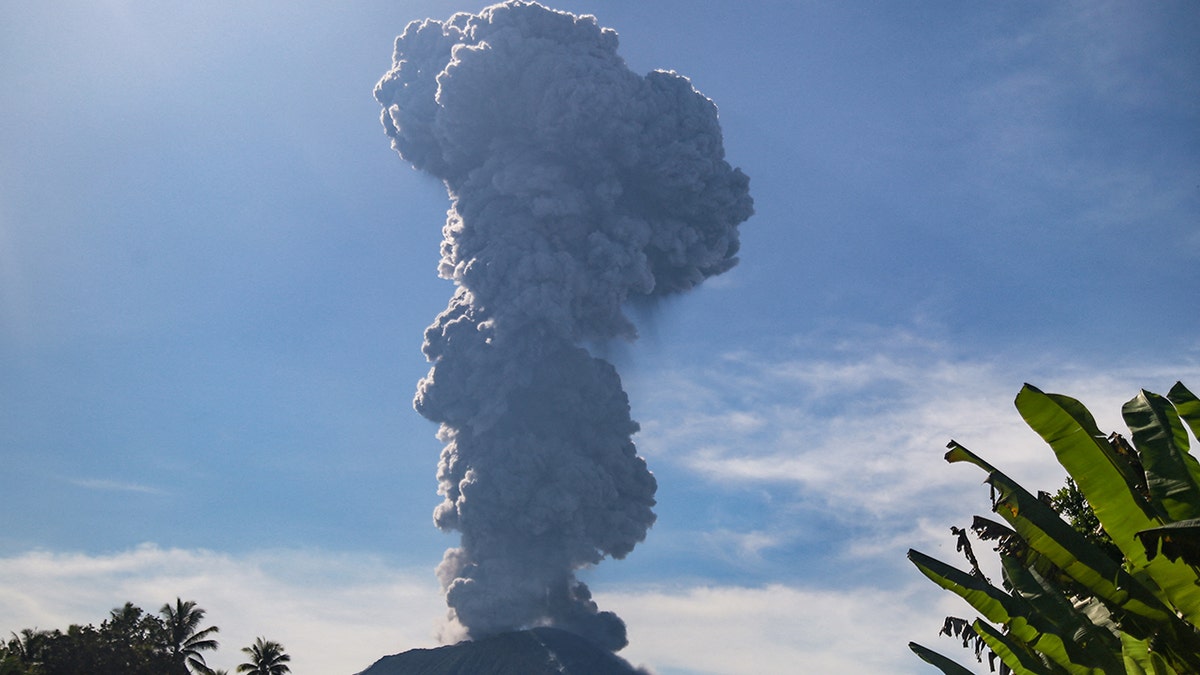 Wild images show Indonesian volcano eruption