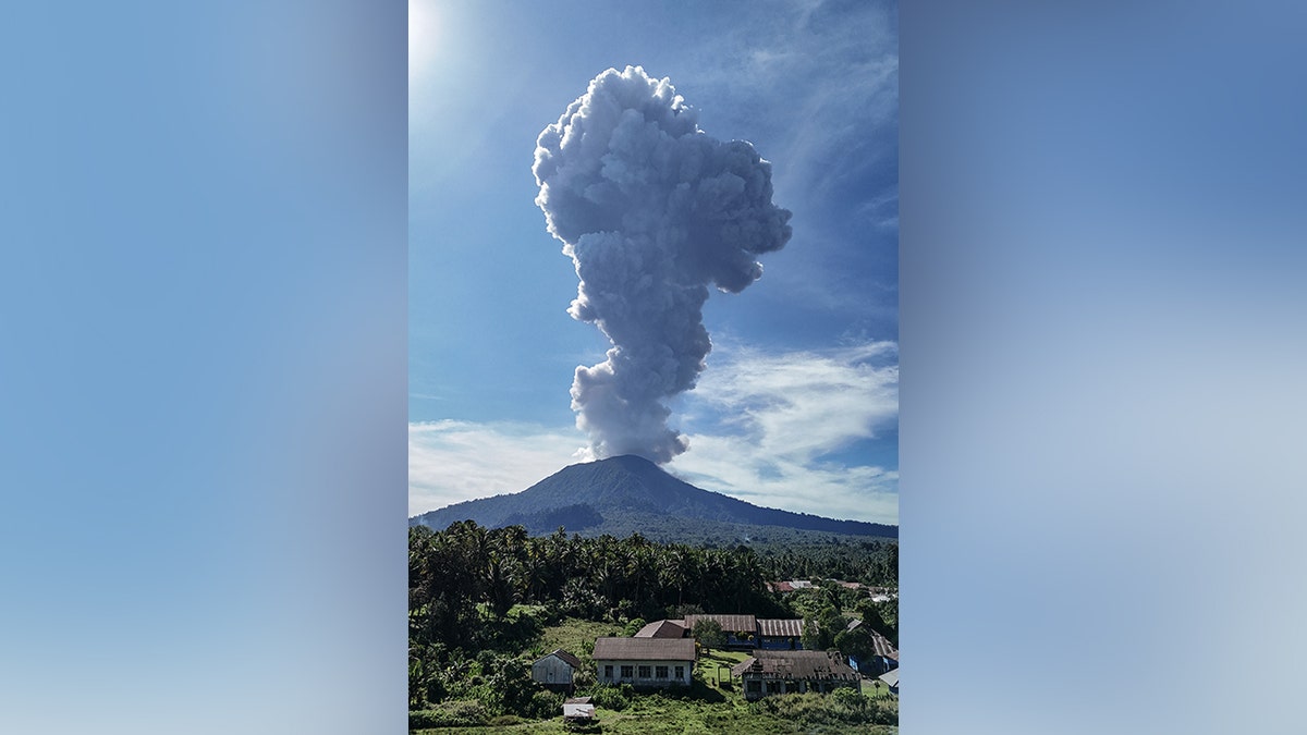 Wild images show Indonesian volcano eruption
