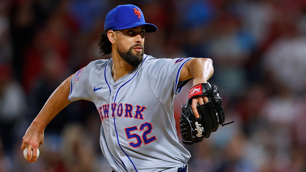 MLB analyst thinks Mets left Jorge López ‘out to dry’ after glove-throwing ejection: ‘Boggled my mind’