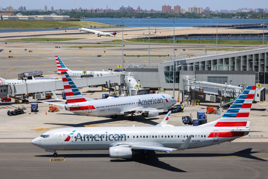 American Airlines Sinks After Reduced Forecasts