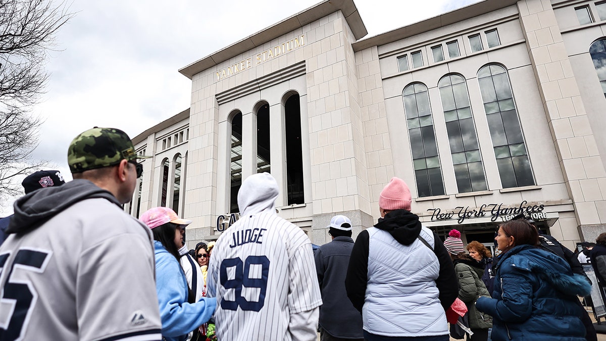 Dodgers fans take over Yankee Stadium with large group outing