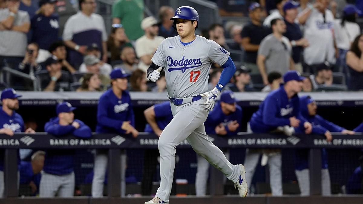 Dodgers fans take over Yankee Stadium with large group outing