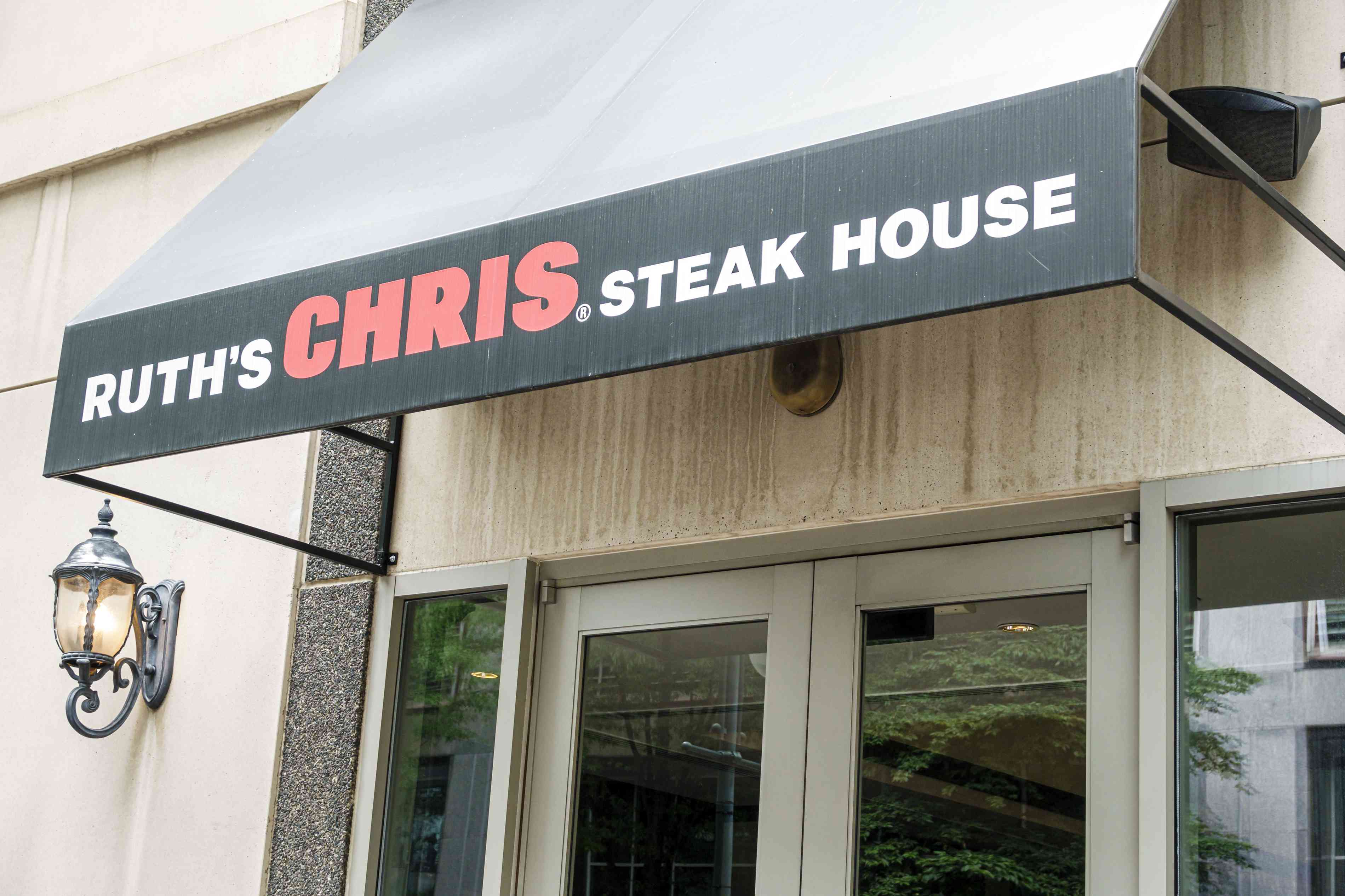 Darden Restaurants Posts Adjusted EPS Beat as Ruth’s Chris Sales Boost Results