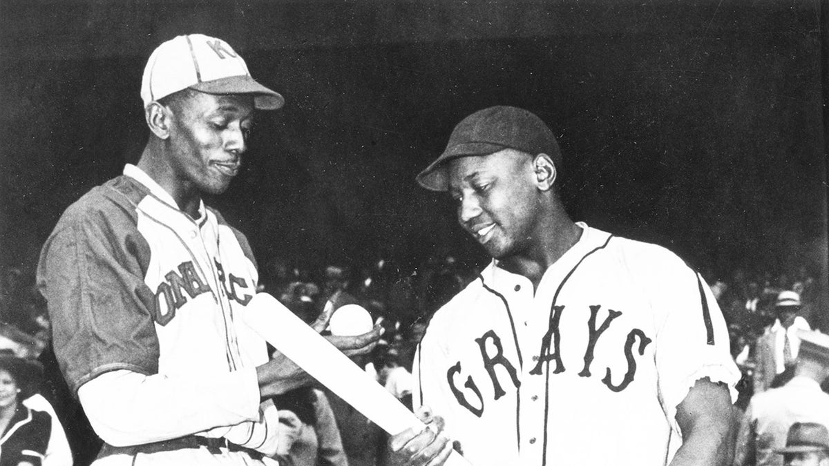 Barry Bonds gives hilarious response as Derek Jeter asks what would happen if he faced Satchel Paige