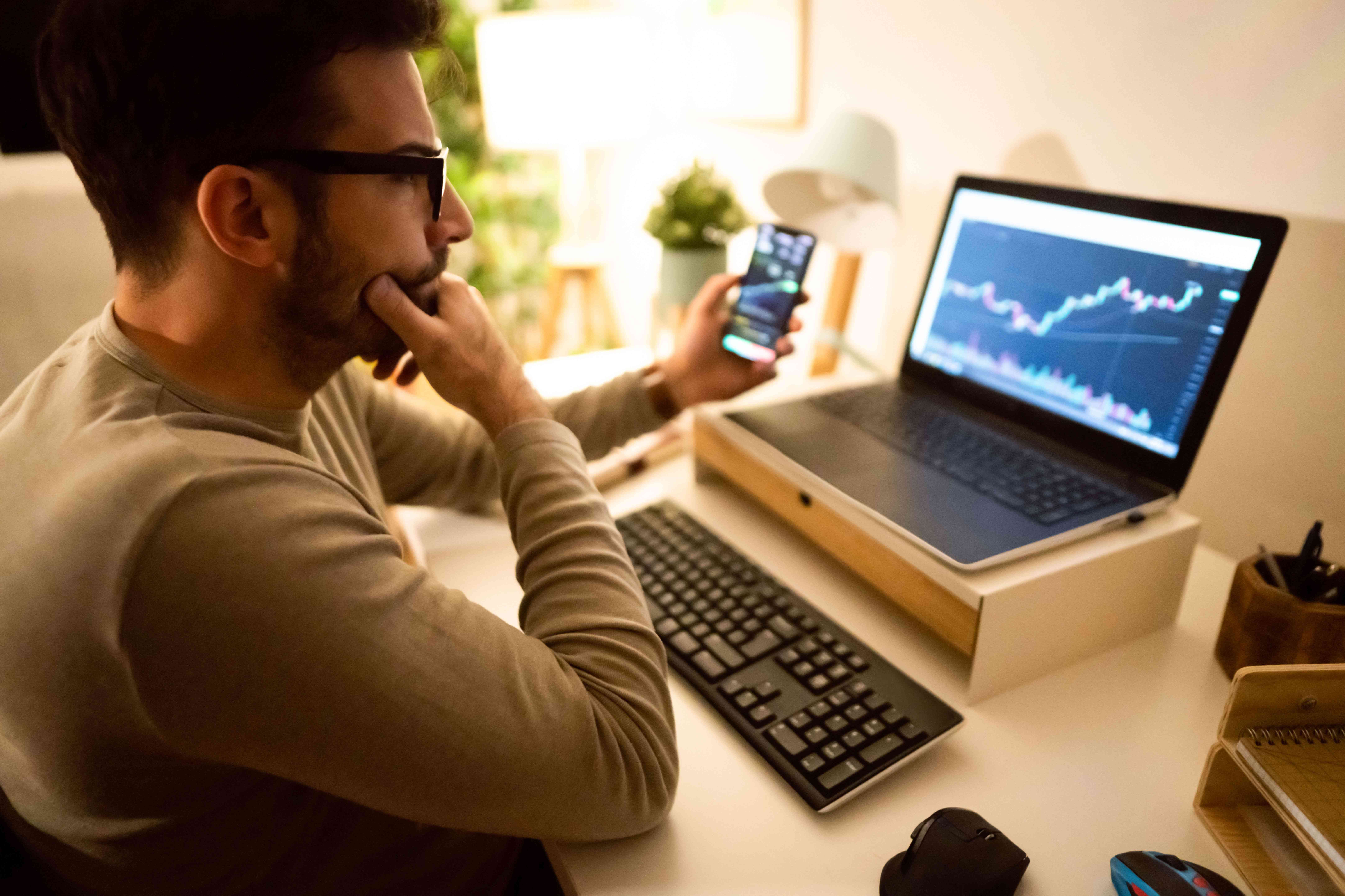 US Retail Investors Hold Cash, Own Financial Stocks, New Survey Shows