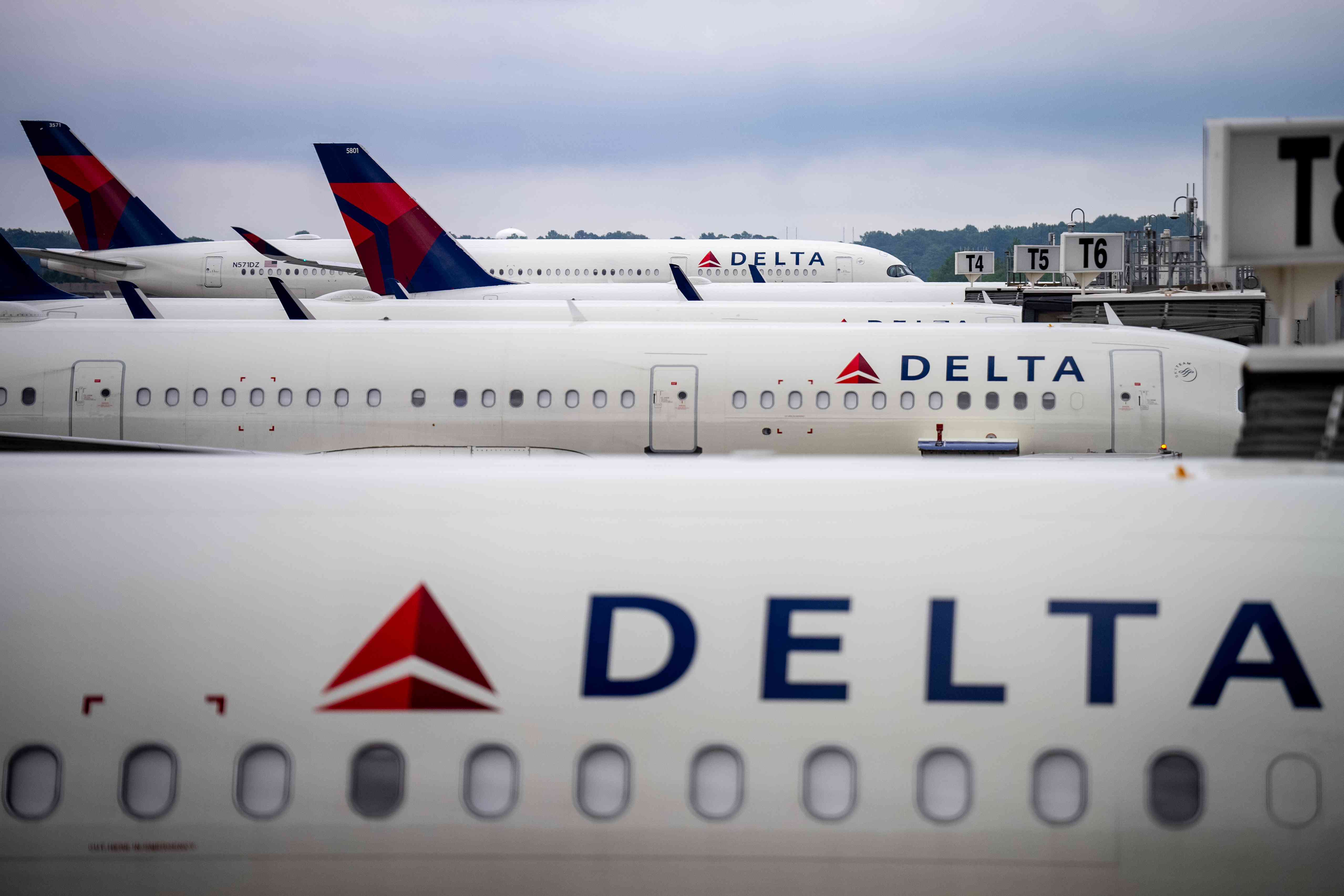 Delta Cancellations Extend Into Monday as Airlines Deal With Effects of Tech Outage
