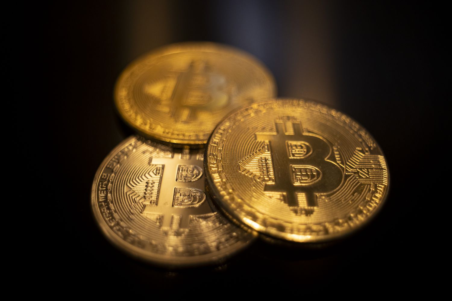 Bitcoin Briefly Climbs To $61K Then Seesaws, Mirroring Stock Market Movements