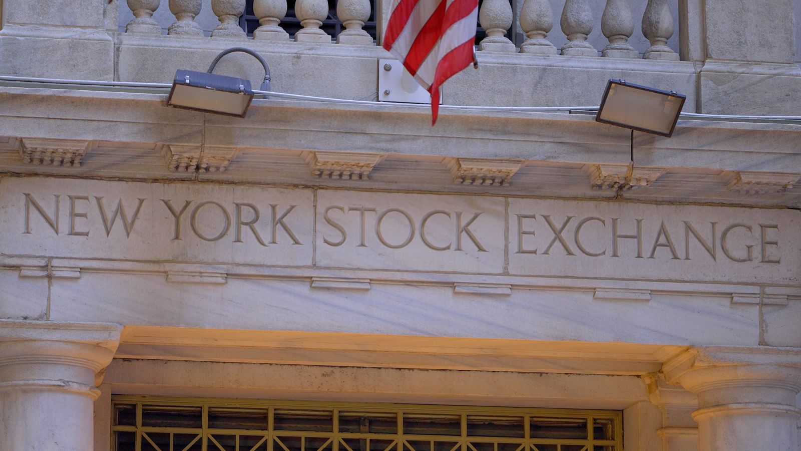 S&P 500 Falls from a Record High on Hawkish Powell