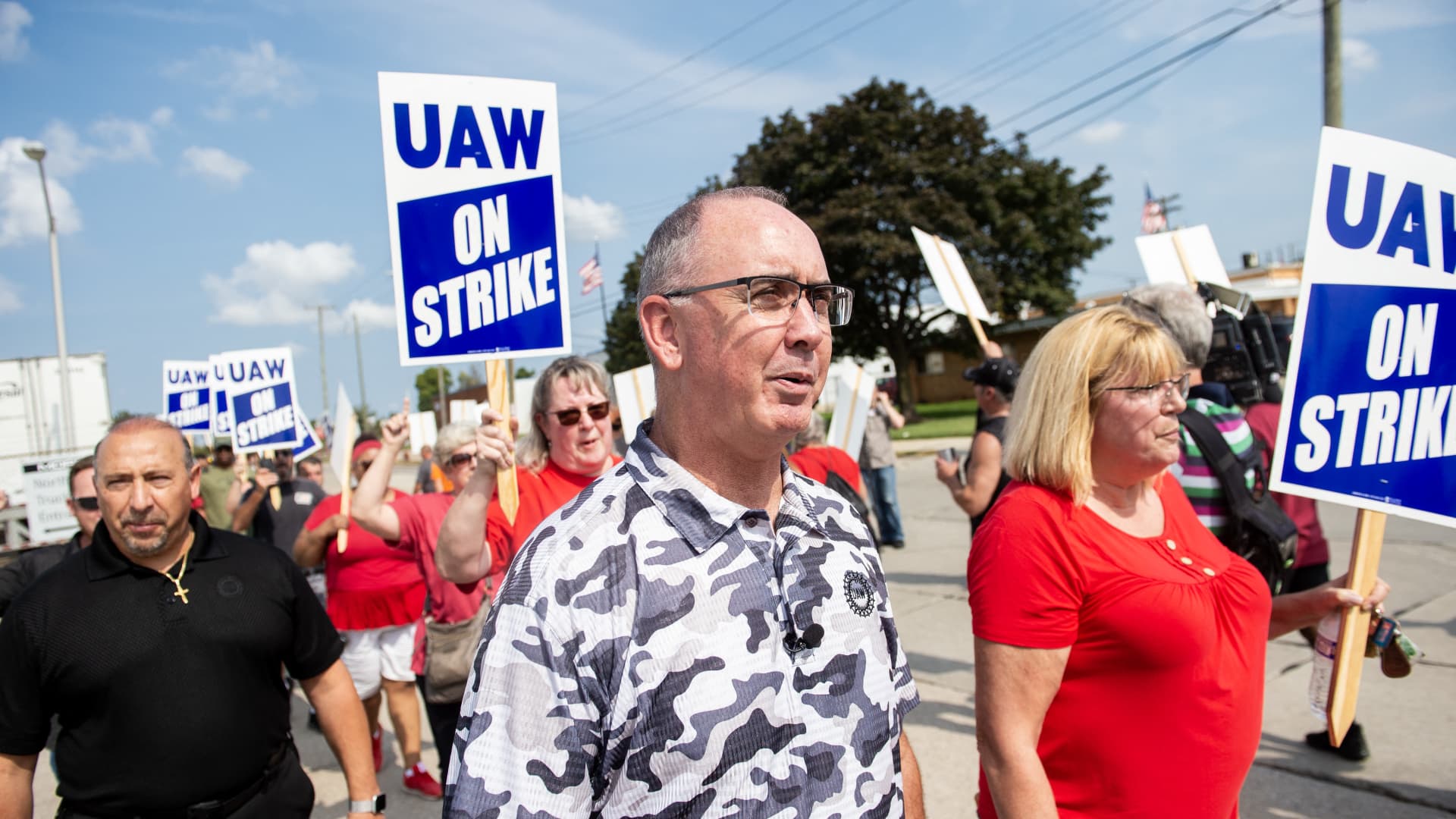 UAW warns of potential strikes at Ford, Stellantis