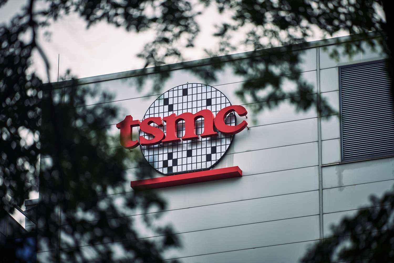 TSMC, Samsung Reportedly Mulling UAE Chip Megafactories