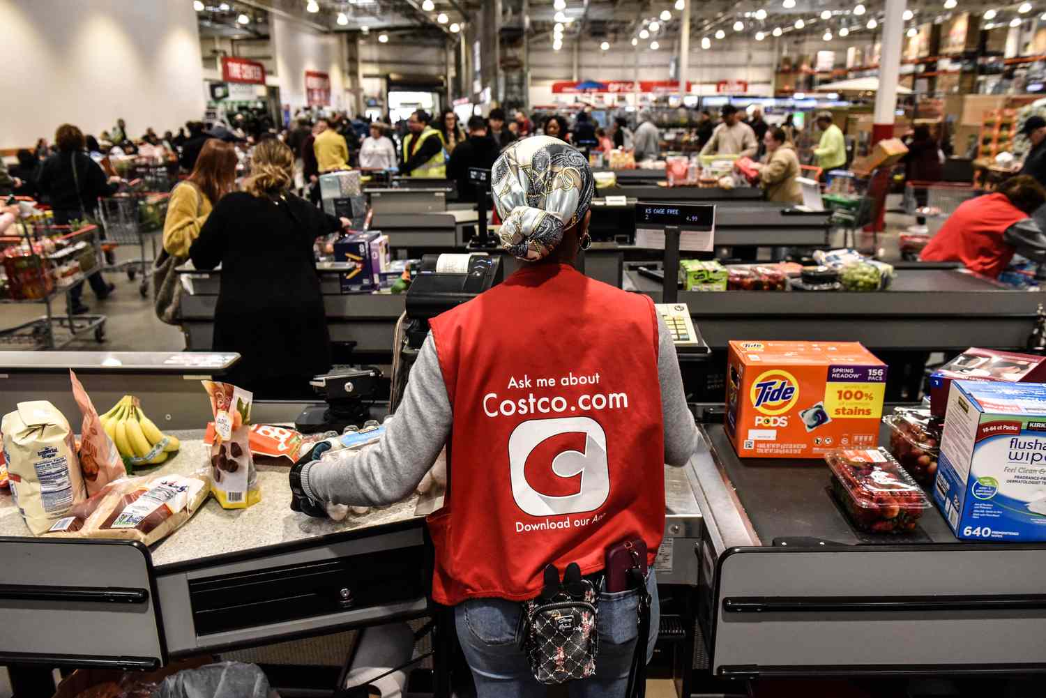 Costco’s Average Hourly Wage Is Over $30. Here’s How That Stacks Up
