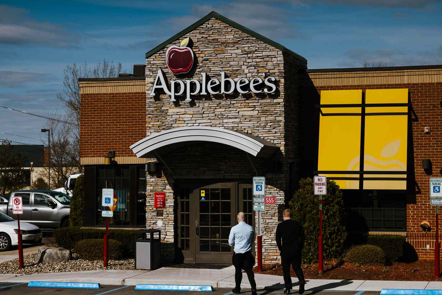 Applebee’s Parent Dine Brands Falls After Truist Downgrade Tied to Sales Concerns