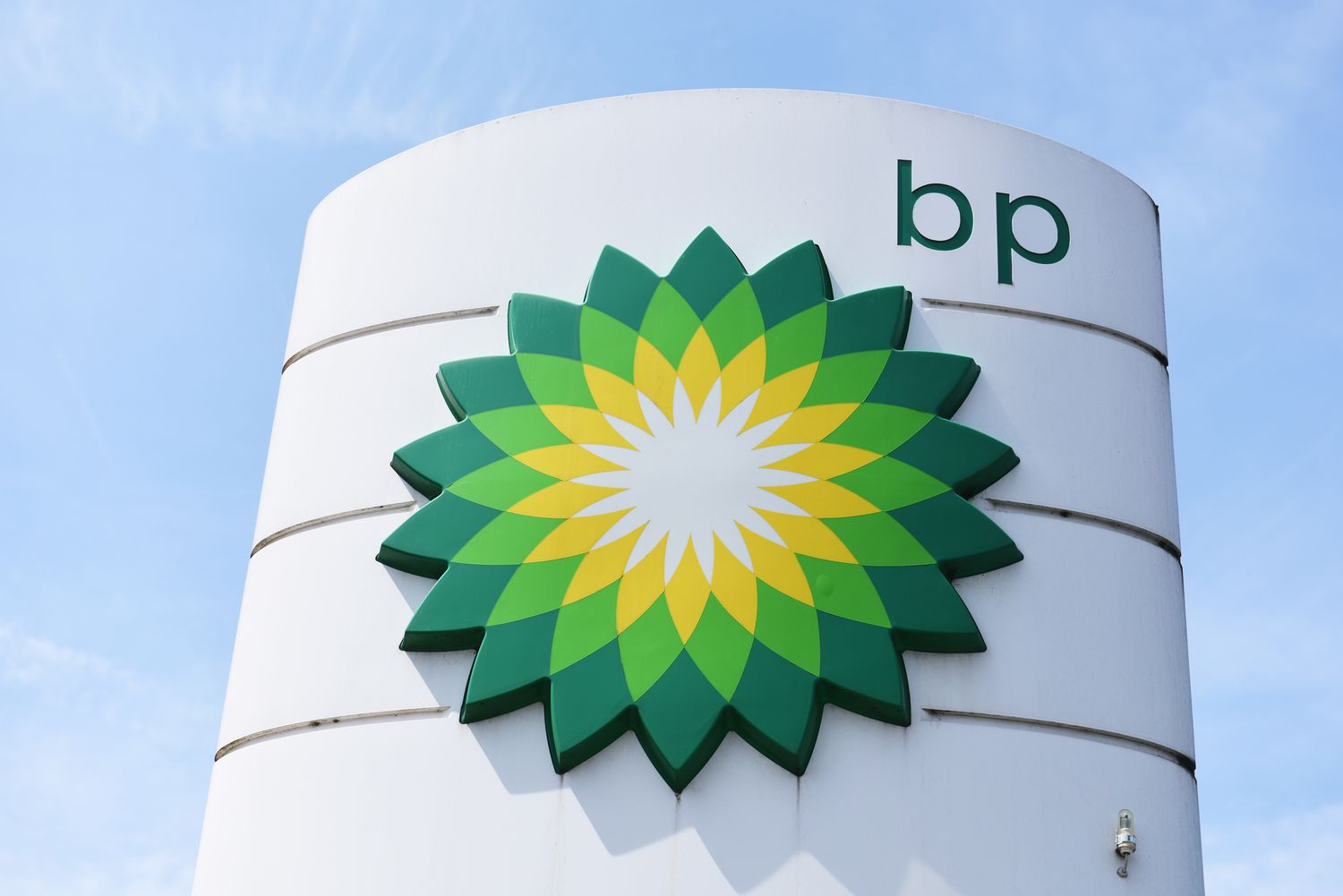 BP Abandoning Oil, Gas Output Cut Target, Report Says