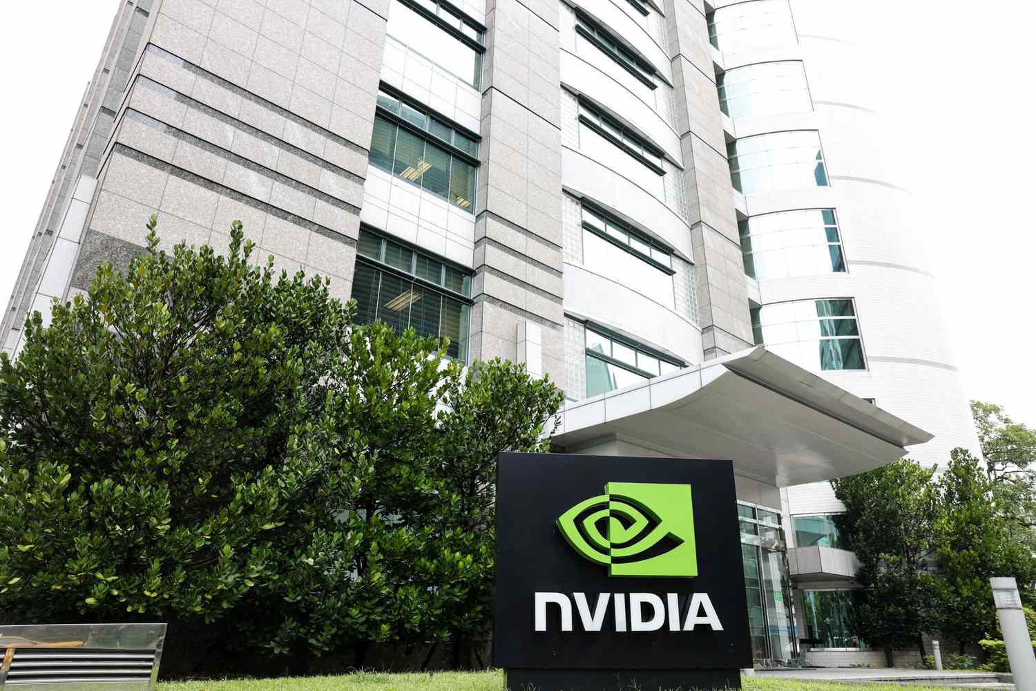 Retail Investors Are Buying Up Nvidia and Other Single Stocks. Here’s What That Means.