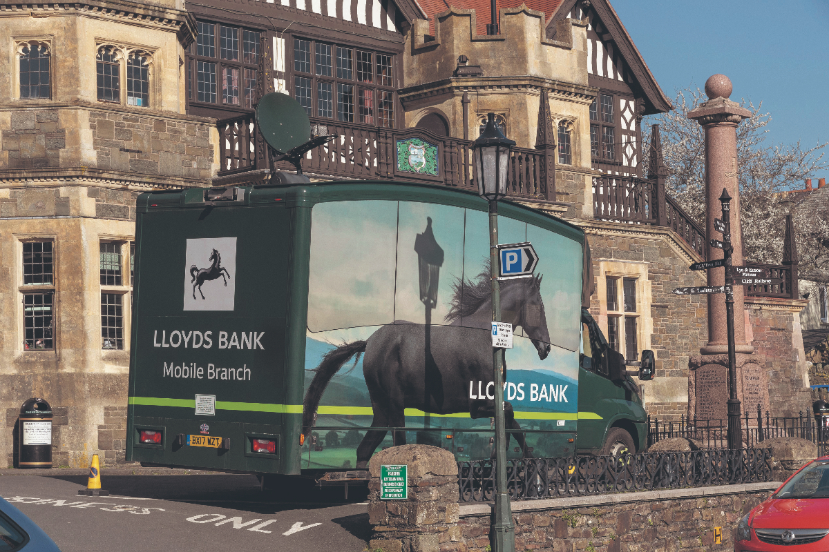 Lloyds Bank ties bonuses to office attendance