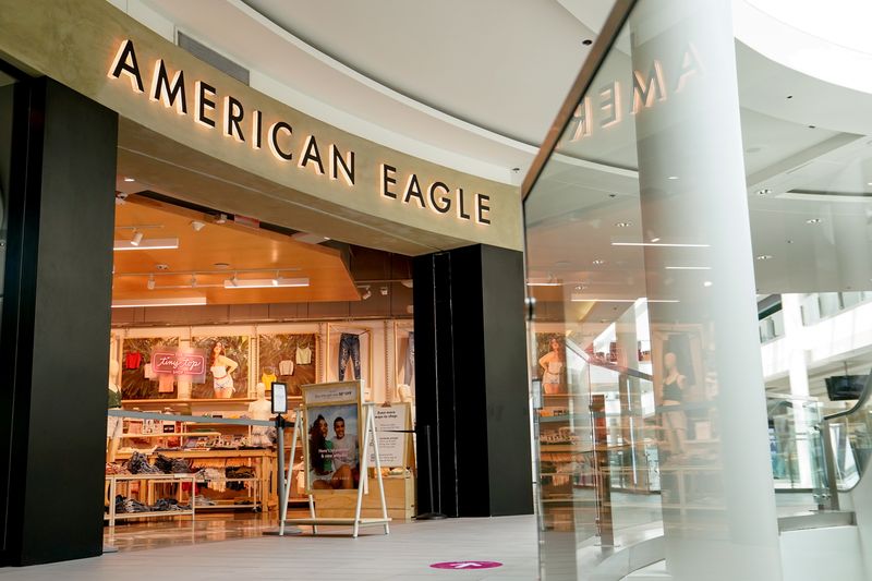 American Eagle Outfitters reports bigger-than-expected loss, forecasts downbeat revenue