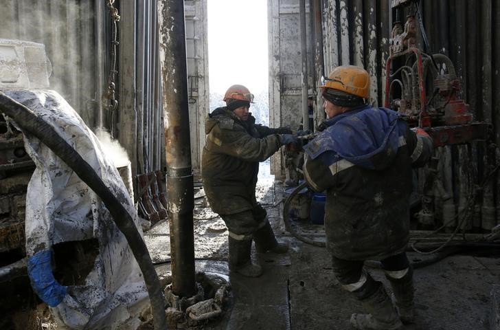 US reduces embassy staff in Iraq, allows military families to leave